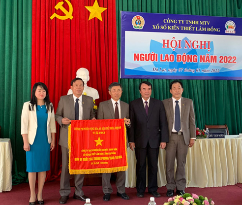 Công ty TNHH Một thành viên Xổ số kiến thiết Lâm Đồng được tặng Cờ thi đua xuất sắc của Chính phủ