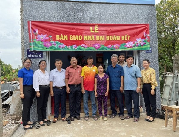 Công ty TNHH MTV Xổ số Kiến thiết Đồng Tháp trao nhà Đại đoàn kết cho hộ nghèo tại phường 6, thành phố Cao Lãnh