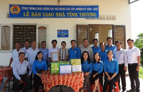 Bàn giao nhà tình thương cho đoàn viên công đoàn từ nguồn hỗ trợ của Công ty Xổ số Kiến thiết Bình Thuận