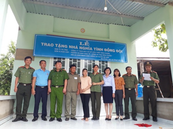Công ty TNHH MTV Xổ số kiến thiết và Dịch vụ tổng hợp Bình Phước trao tặng nhà nghĩa tình đồng đội tại thị trấn Thanh Bình, huyện Bù Đốp