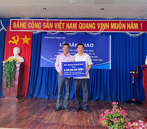 Công ty Xổ số Kiến thiết Bến Tre: Hỗ trợ hơn 8,250 tỷ đồng trang bị mới thiết bị y tế và 2 phòng máy tính tại huyện Thạnh Phú