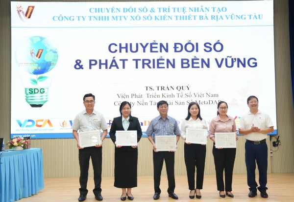 Trao chứng nhận cho 70 học viên sau khóa đào tạo chuyên sâu về Chuyển đổi số và AI