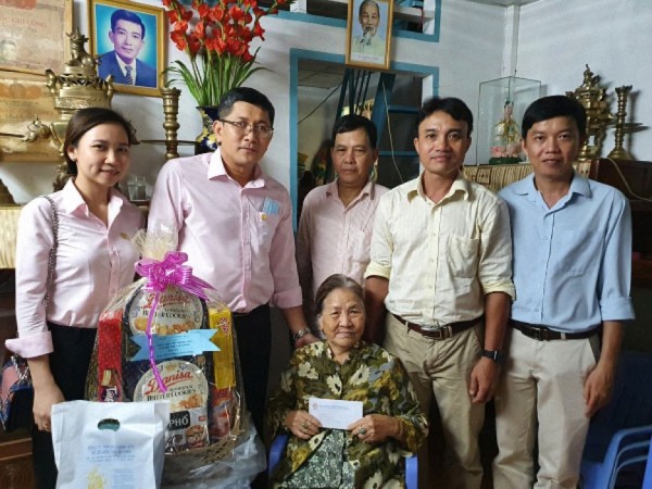 Công ty XSKT An Giang: Thăm hỏi sức khỏe và tặng quà cho Bà Mẹ Việt Nam Anh hùng nhân kỷ niệm 73 năm ngày Thương binh – Liệt sỹ