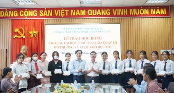 Công ty TNHH MTV Xổ số kiến thiết Tiền Giang: Trao 11 suất học bổng cho học sinh có hoàn cảnh khó khăn học tốt.