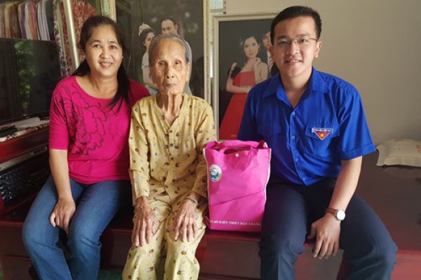 Công ty XSKT Hậu Giang: Thăm và tặng quà mẹ Việt Nam anh hùng
