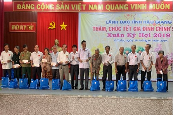 CÔNG TY TNHH MTV XSKT HẬU GIANG TẶNG QUÀ TẾT CHO NGƯỜI NGHÈO NHÂN DỊP TẾT NGUYÊN ĐÁN KỶ HỢI 2019