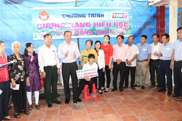 Công ty TNHH MTV Xổ số kiến thiết Đồng Tháp trao học bổng “Gương sáng hiếu học” tại huyện Tháp Mười