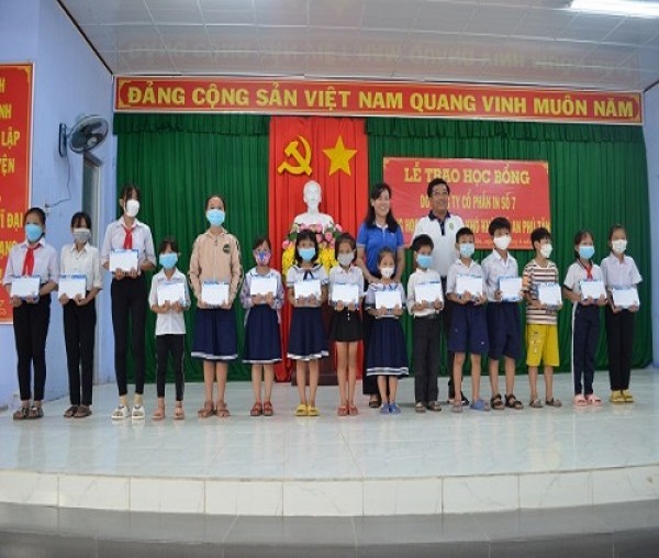 Trao học bổng tại 02 đơn vị đỡ đầu xã An Phú Tân và Hòa Tân, huyện Cầu Kè, tỉnh Trà Vinh