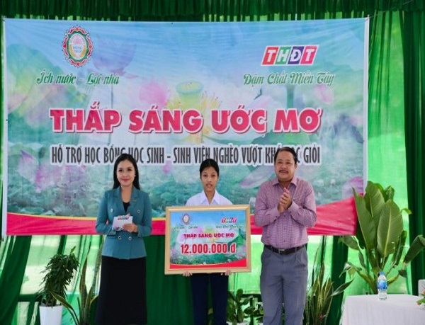Công ty TNHH một thành viên Xổ số kiến thiết Đồng Tháp trao học bổng Thắp Sáng Ước Mơ cho học sinh huyện Lấp Vò