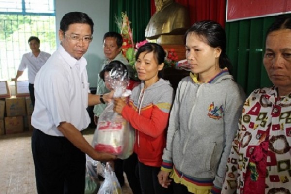 Công ty TNHH MTV Xổ Số Kiến Thiết Bình Thuận: Trao tặng 50 phần quà cho người nghèo