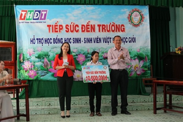Công ty TNHH MTV Xổ số kiến thiết Đồng Tháp trao học bổng “Tiếp sức đến trường” tại huyện Thanh Bình, tỉnh Đồng Tháp