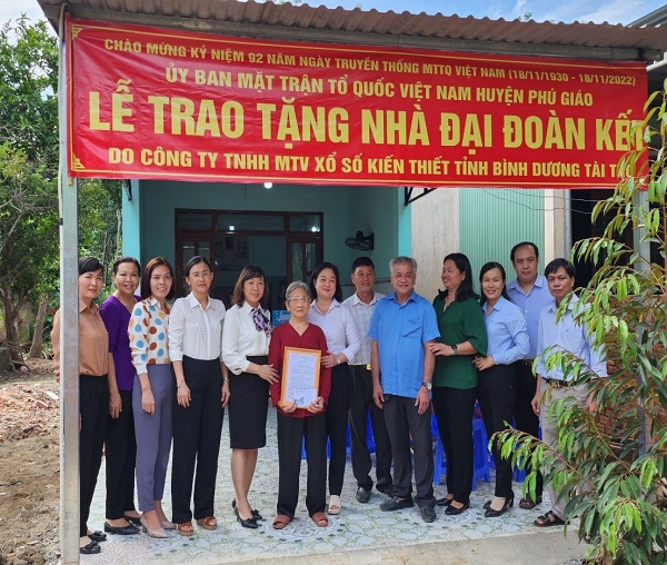 Trao tặng 11 căn nhà đại đoàn kết cho hộ nghèo khó khăn về nhà ở tại huyện Phú Giáo