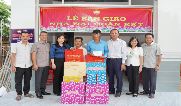 XSKT Đồng Tháp: Trao nhà Đại đoàn kết cho 2 hộ dân tại xã Tân Phú Trung