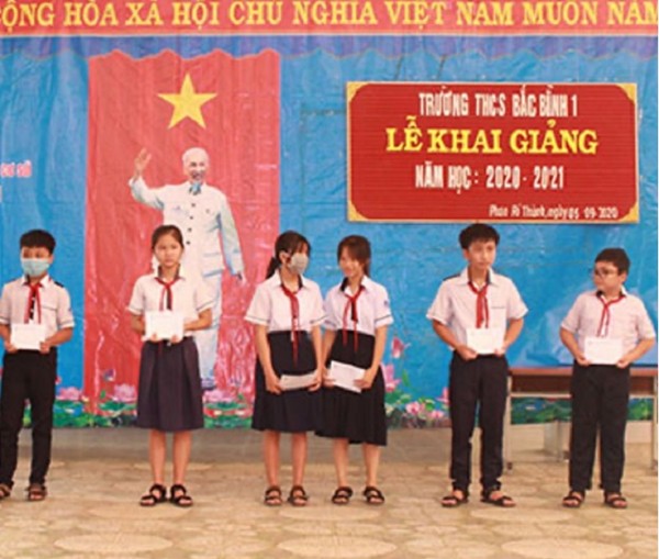 Công ty TNHH Xổ số kiến thiết Bình Thuận trao học bổng cho học sinh nhân dịp khai giảng