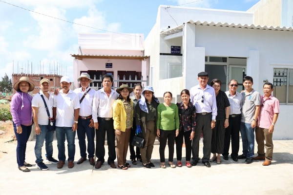 Công ty  Xổ số kiến thiết Bình Thuận phối hợp với Công ty Xổ số kiến thiết Đồng Tháp tổ chức trao 3 căn nhà đại đoàn kết cho các hộ nghèo tại huyện Phú úy tỉnh Bình Thuận