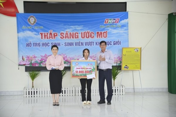 Công ty TNHH một thành viên Xổ số kiến thiết Đồng Tháp trao học bổng “Thắp sáng ước mơ” tại huyện Tháp Mười.