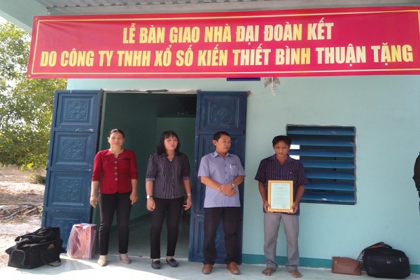 Công ty Xổ số Kiến thiết Bình Thuận: Tổ chức lễ bàn giao nhà Đại đoàn kết cho các hộ nghèo
