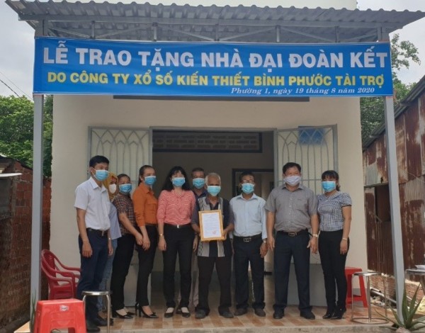 Công ty TNHH MTV Xổ số Kiến thiết và DVTH Bình Phước trao tặng 2 nhà Đại đoàn kết cho hộ nghèo tại tỉnh Tây Ninh