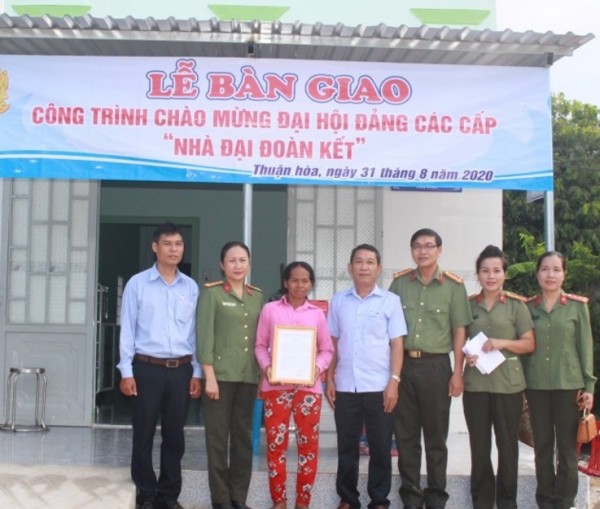 Công ty TNHH Xổ số Kiến thiết Bình Thuận trao nhà đại đoàn kết cho hộ đồng bào dân tộc thiểu số
