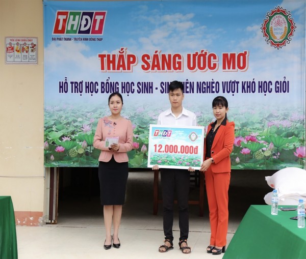 Công ty TNHH MTV Xổ số kiến thiết tỉnh Đồng Tháp trao học bổng “Thắp sáng ước mơ” tại xã Hòa An, Thành phố Cao Lãnh.