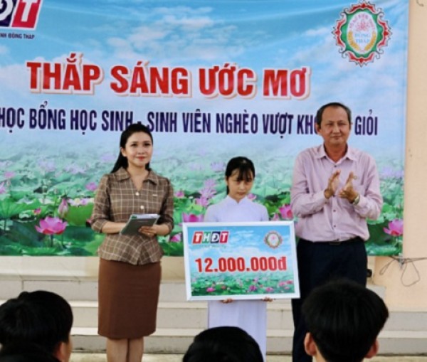 Công ty TNHH MTV Xổ số kiến thiết Đồng Tháp trao học bổng “Thắp sáng ước mơ” cho học sinh nghèo hiếu học tại xã Đốc Binh Kiều, huyện Tháp Mười, tỉnh Đồng Tháp