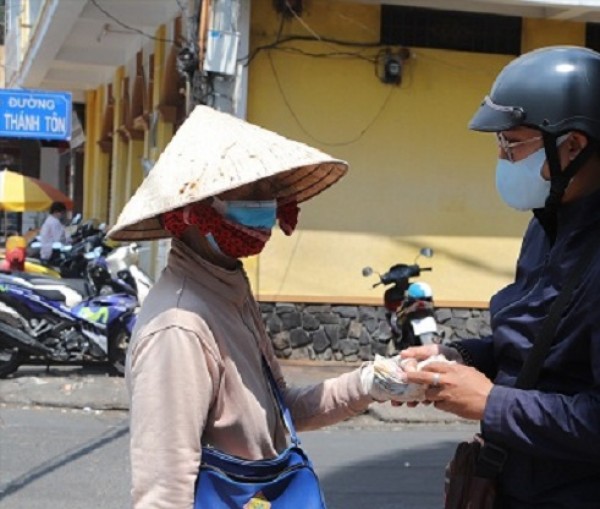 Xổ số Kiến thiết Bình Dương: Nhiều người lao động mất việc làm “tự cứu mình” bằng nghề bán vé số.