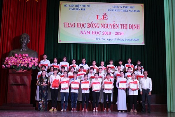 XSKT An Giang: Trao học bổng Nguyễn Thị Định cho học sinh nghèo tại tỉnh Bến Tre