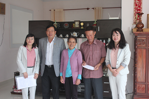 Công ty XSKT Lâm Đồng: Thăm hỏi, tặng quà các gia đình chính sách