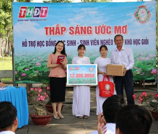 Công ty TNHH MTV Xổ số kiến thiết tỉnh Đồng Tháp trao học bổng “Thắp sáng ước mơ” tại huyện Tháp Mười