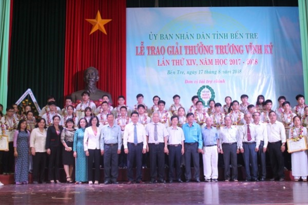 Công ty XSKT Bến Tre: Trao giải thưởng Trương Vĩnh Ký và học bổng cho học sinh năm học 2017-2018