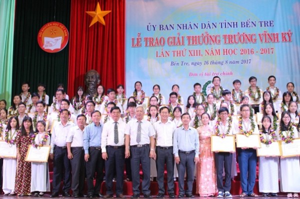 Công ty TNHH MTV Xổ số kiến thiết Bến Tre hỗ trợ trao giải thưởng Trương Vĩnh Ký năm 2017