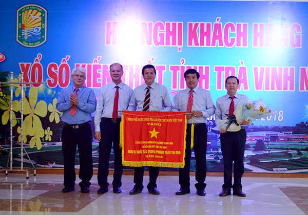 Công ty xổ số Trà Vinh vinh dự đón nhận cờ thi đua của Thủ tướng Chính phủ