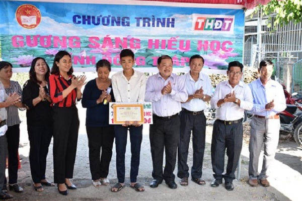 Công ty TNHH Một thành viên Xổ số kiến thiết tỉnh Đồng Tháp trao học bổng “Gương sáng hiếu học” tại huyện Châu Thành