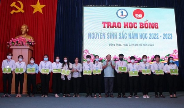 Công ty TNHH MTV Xổ số Kiến thiết Đồng Tháp: Quan tâm chăm lo trẻ em mồ côi và học sinh nghèo hiếu học.