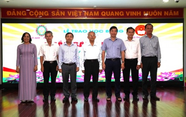 Công ty TNHH MTV XSKT Đồng Tháp : Trao 78 suất học bổng cho sinh viên vượt khó