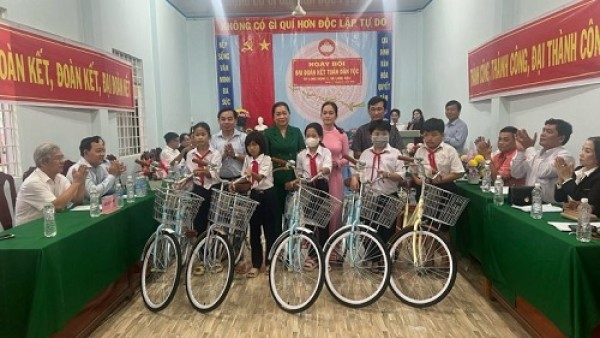 Công đoàn cơ sở Công ty TNHH MTV XSKT Đồng Tháp và CĐCS Sở nội vụ trao 10.000 quyển tập và 20 chiếc xe đạp cho học sinh có hoàn cảnh khó khăn.