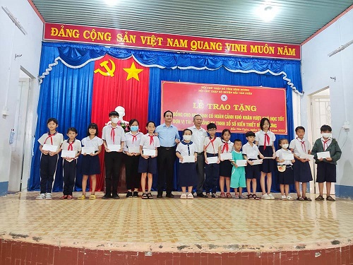CÔNG TY TNHH MTV XỔ SỐ KIẾN THIẾT BÌNH DƯƠNG TIẾP TỤC HƯỞNG ỨNG ”THÁNG NHÂN ĐẠO”, TRAO TẶNG HỌC BỔNG CHO HỌC SINH CÓ HOÀN CẢNH KHÓ KHĂN