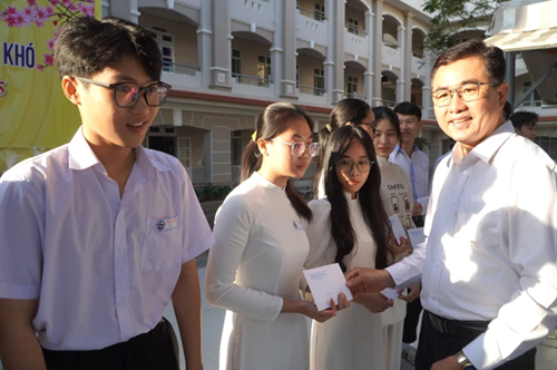Công ty TNHH MTV Xổ số kiến thiết Bà Rịa - Vũng Tàu: Trao  học bổng cho học sinh  nghèo vượt khó