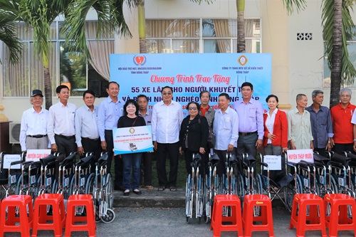 Công ty TNHH MTV Xổ số kiến thiết Đồng Tháp: Trao tặng 55 xe lăn cho người khuyết tật và bệnh nhân nghèo tỉnh Đồng Tháp.