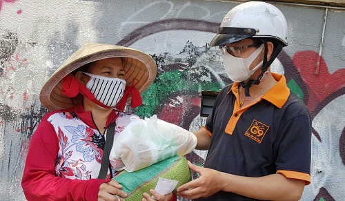TP. Hồ Chí Minh: Chung tay hỗ trợ người bán vé số dạo vượt khó