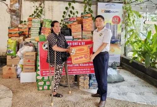 Xúc động hình ảnh người bán vé số, người khuyết tật góp sức cứu trợ đồng bào vùng lũ