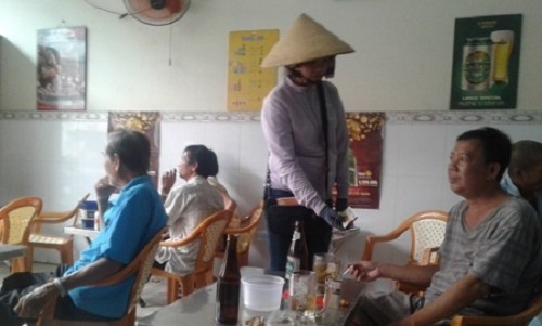 Bình Dương: Nhiều công nhân thất nghiệp chuyển sang bán vé số dạo