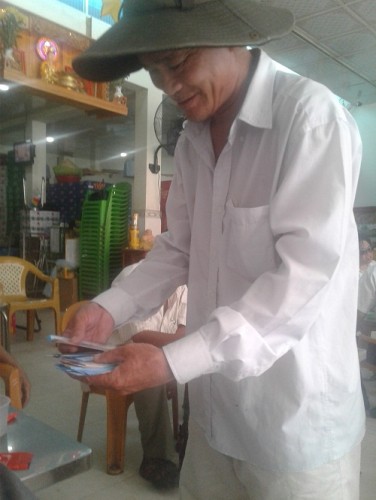 Cà Mau: Nhiều người bán vé số dạo thoát nghèo