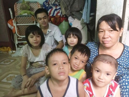 Chuyện đời đẫm nước mắt của người mẹ đơn thân nuôi 11 con