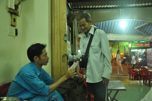 Hậu bão số 12: Người bán vé số Sài Gòn “cứu trợ” cho người thân