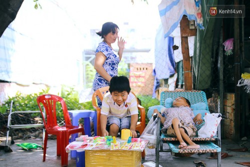 Hai anh em khuyết tật cùng mẹ lên Sài Gòn bán vé số mưu sinh