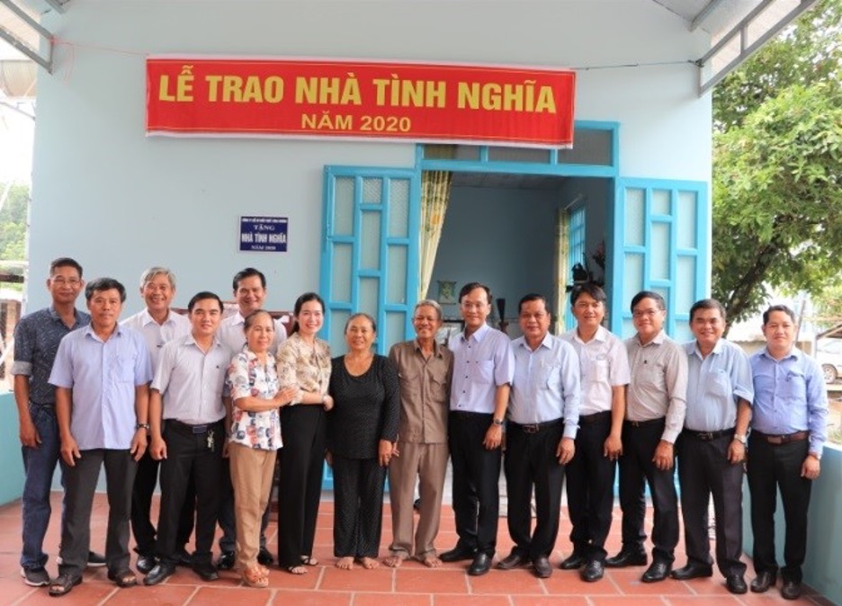 Ông Mai Thanh Bình – PGĐ Công ty (thứ 6, từ phải qua) cùng lãnh đạo Sở, chính quyền địa phương chụp hình lưu niệm với gia đình ông Lê Phú Dân