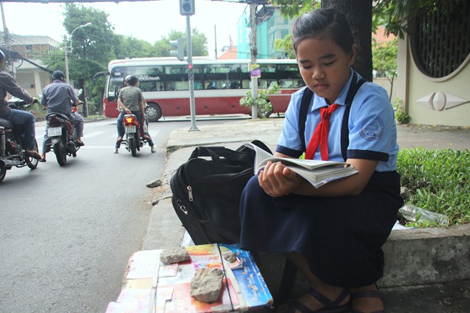 Cô học trò bán vé số