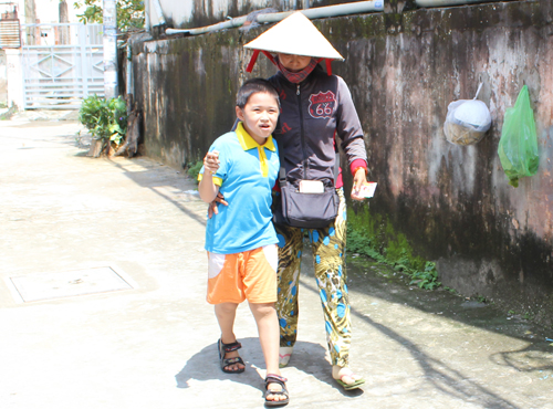 Mẹ bán vé số nuôi con tự kỷ