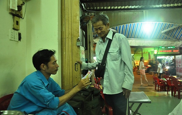 Người bán vé số Sài Gòn “cứu trợ” cho người thân khắc phục hậu quả bão số 12